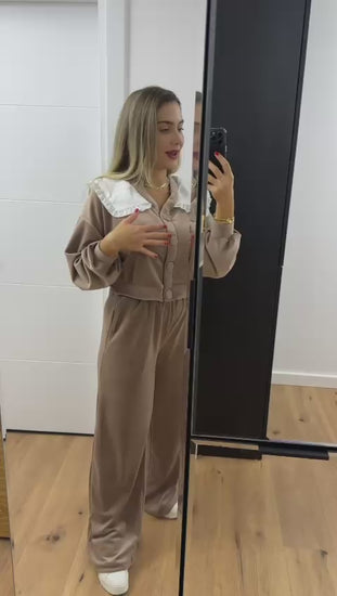 set catifea dama elegant trening beige cu butoni si guler
